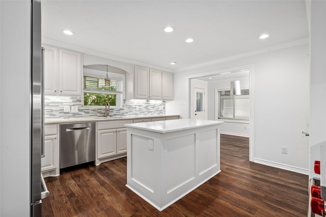 4030 Grennoch Ln, Houston, TX 77025 - kitchen featuring appliances with stainless steel finishes, a sink, backsplash, white cabinetry, and crown molding