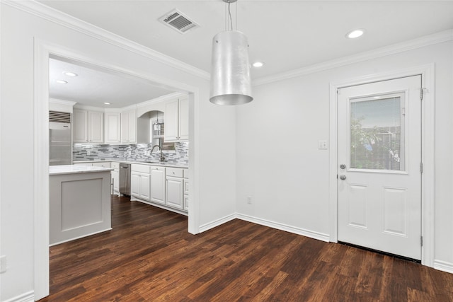 4030 Grennoch Ln, Houston, TX 77025 - kitchen with light countertops, stainless steel appliances, dark wood finished floors, decorative backsplash, and decorative light fixtures