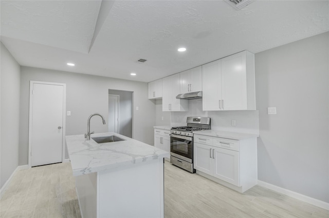 4614 Wee Lassie Ln, Houston, TX 77084 - kitchen featuring gas range, a sink, under cabinet range hood, light wood-type flooring, and recessed lighting