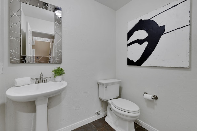2416 Charleston St Unit E, Houston, TX 77021 - bathroom with toilet, baseboards, tile patterned flooring, and a sink