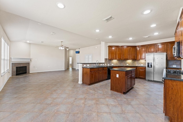 7303 Enchanted Rock Ln, Missouri City, TX 77459 - kitchen featuring stainless steel appliances, a sink, a center island, decorative backsplash, and recessed lighting