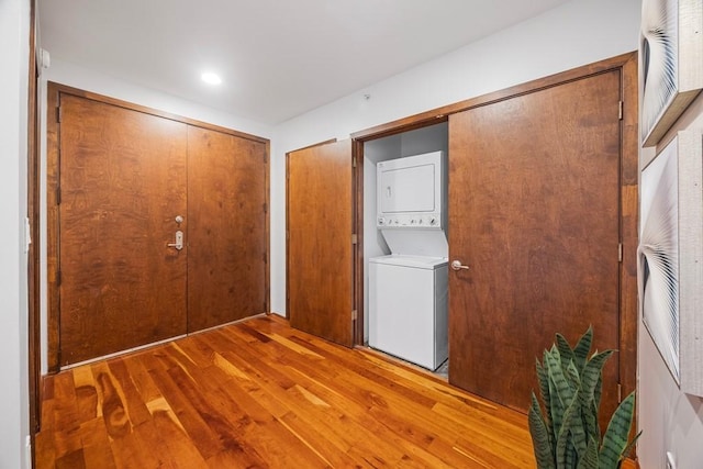 3030 Post Oak Blvd Unit 615, Houston, TX 77056 - foyer entrance featuring stacked washing machine and dryer and light wood finished floors