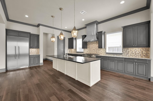 2331 Bottlebrush Ln, Conroe, TX 77384 - kitchen with wall chimney exhaust hood, tasteful backsplash, a sink, crown molding, and a kitchen island with sink