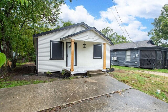 2425 E Fayle St, Baytown, TX 77521 - view of front of property with covered porch and a front lawn