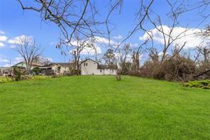 1016 Apache St, Houston, TX 77022 - view of grassy yard