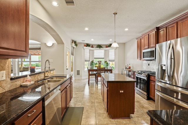 6123 Cypress Way Dr, Magnolia, TX 77354 - kitchen with stainless steel appliances, a sink, plenty of natural light, tasteful backsplash, and recessed lighting