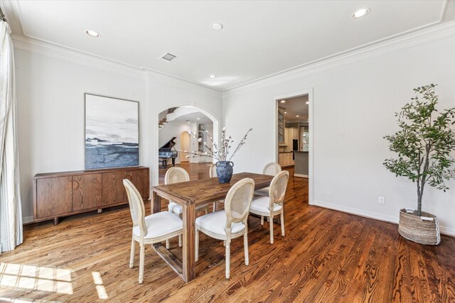 1 Exbury Way, Houston, TX 77056 - dining area featuring arched walkways, crown molding, wood finished floors, recessed lighting, and baseboards