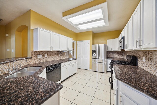 19119 Timber Trace Dr, Humble, TX 77346 - kitchen featuring appliances with stainless steel finishes, a sink, and decorative backsplash