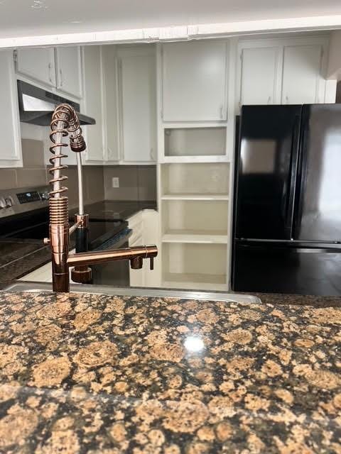7847 Creekbend Dr, Houston, TX 77071 - kitchen featuring freestanding refrigerator and under cabinet range hood