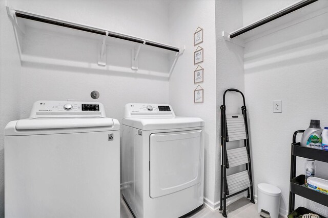 477 Long Leaf Pine Dr, Montgomery, TX 77316 - washroom with washing machine and clothes dryer