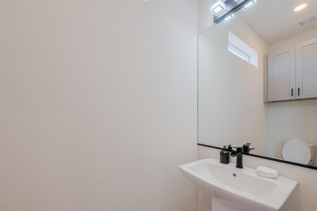 2909 Nagle St, Houston, TX 77004 - half bath with a sink