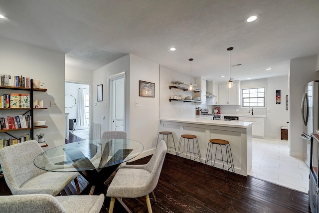 5120 Leeland St, Houston, TX 77023 - dining area featuring light wood-style flooring, baseboards, and recessed lighting