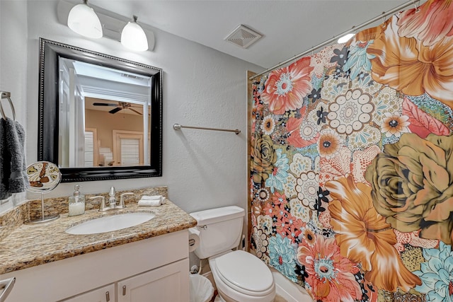 804 Paige St, Houston, TX 77003 - full bath featuring vanity, toilet, a textured wall, and curtained shower