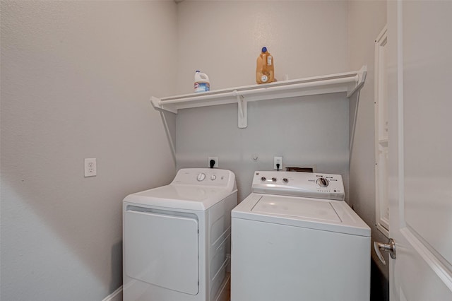 804 Paige St, Houston, TX 77003 - laundry room featuring washing machine and dryer
