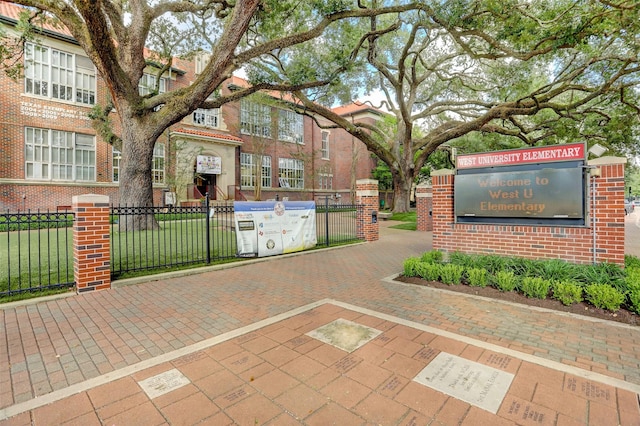 2804 Robinhood St, West University Place, TX 77005 - view of property's community with fence