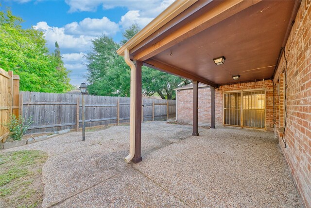 7838 Vickijohn Dr, Houston, TX 77071 - fenced backyard featuring a patio area