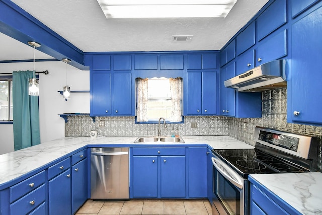 1207 Martingale Ct, Crosby, TX 77532 - kitchen with a sink, stainless steel appliances, under cabinet range hood, backsplash, and a peninsula