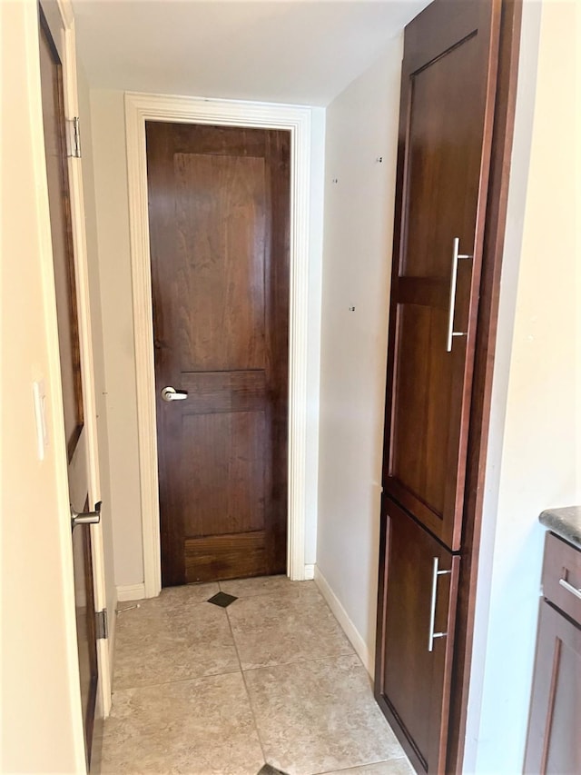 3525 Sage Rd Unit 404, Houston, TX 77056 - hallway featuring baseboards