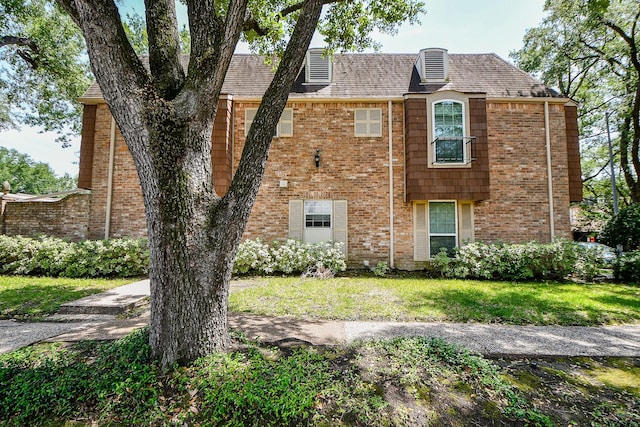 500 N Post Oak Ln, Houston, TX 77024 - view of front of property featuring brick siding and a front yard