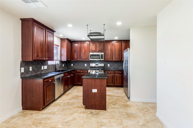 11818 Remington Run Ln, Houston, TX 77066 - kitchen featuring stainless steel appliances, a sink, a center island, baseboards, and decorative backsplash