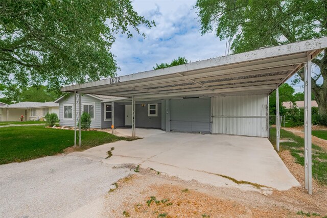 1402 W Norris, El Campo, TX 77437 - view of front facade featuring a front yard and a carport
