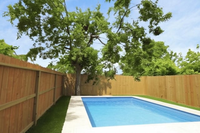 609 E 38th St, Houston, TX 77022 - view of swimming pool with a fenced backyard