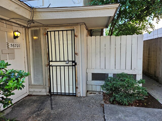 5670 Birchmont Dr Unit C, Houston, TX 77091 - property entrance featuring fence