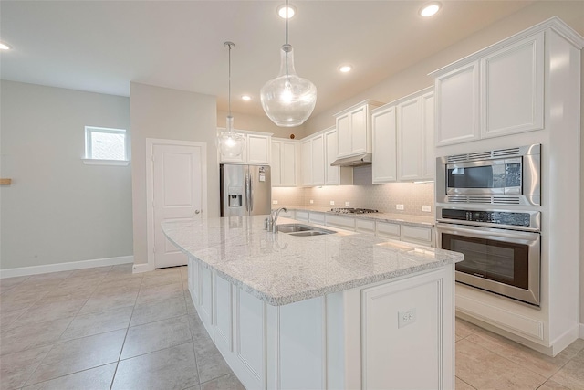 8107 Silverspot Ln, Missouri City, TX 77459 - kitchen with appliances with stainless steel finishes, a sink, backsplash, baseboards, and white cabinets