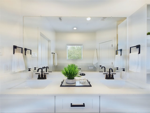 6834 Lozier St, Houston, TX 77021 - full bath featuring double vanity and recessed lighting
