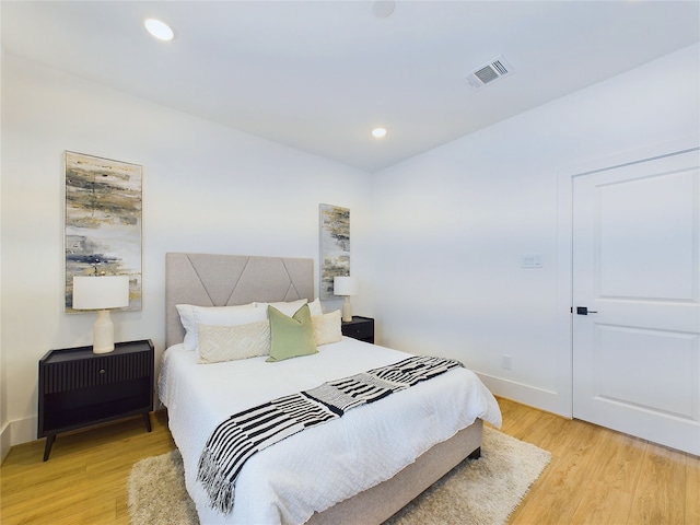 6834 Lozier St, Houston, TX 77021 - bedroom with light wood-type flooring, recessed lighting, and baseboards