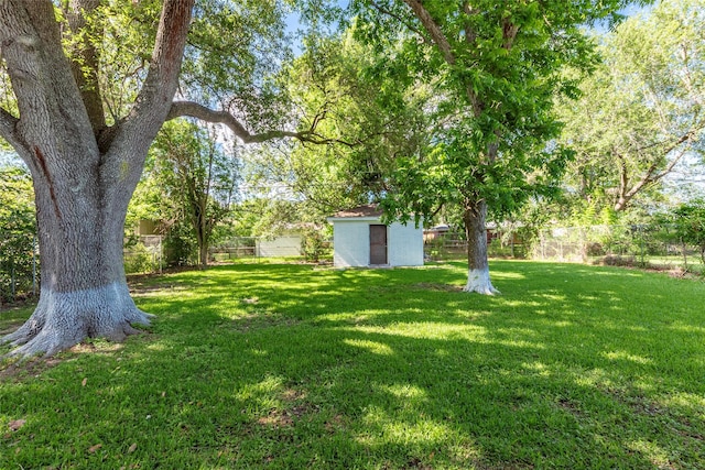 2910 John St, La Marque, TX 77568 - view of yard with an outdoor structure