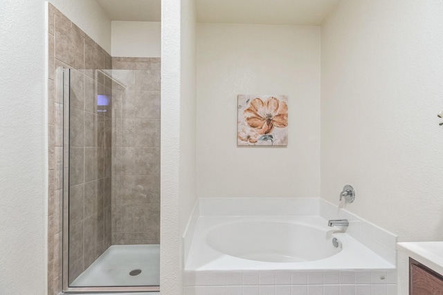 9526 Opal Gates Dr, Rosharon, TX 77583 - full bath featuring a garden tub, tiled shower, vanity, and a textured wall