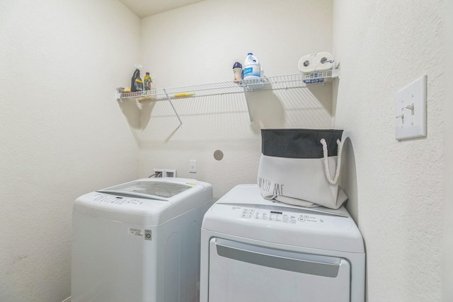 9526 Opal Gates Dr, Rosharon, TX 77583 - laundry area with washer and clothes dryer