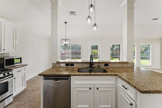 3418 Mcmahon Way, Missouri City, TX 77459 - kitchen with stainless steel appliances, a sink, decorative columns, and healthy amount of natural light