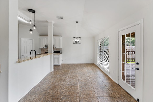 3418 Mcmahon Way, Missouri City, TX 77459 - unfurnished dining area featuring vaulted ceiling, a chandelier, and baseboards