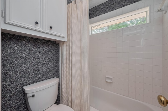 5807 Juniper Knoll Ln, Houston, TX 77345 - full bath with wallpapered walls, shower / bathtub combination with curtain, and toilet