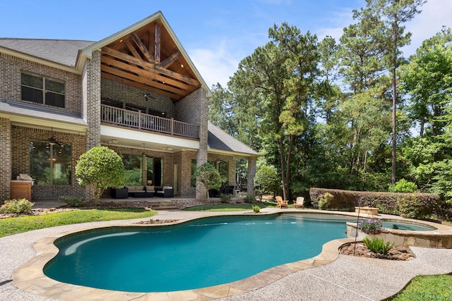 15557 Crown Oaks Dr, Montgomery, TX 77316 - outdoor pool with an outdoor living space, an in-ground hot tub, a ceiling fan, and a patio area