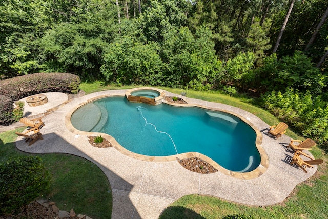 15557 Crown Oaks Dr, Montgomery, TX 77316 - view of swimming pool featuring a patio and a pool with connected hot tub