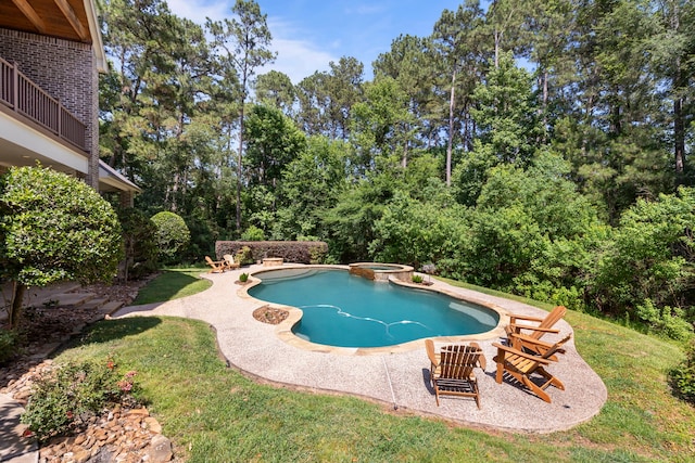 15557 Crown Oaks Dr, Montgomery, TX 77316 - view of pool featuring a patio area, a pool with connected hot tub, a yard, and view of scattered trees