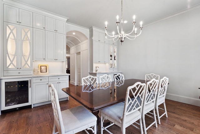 dining room featuring beverage cooler, arched walkways, crown molding, dark wood-style floors, and a chandelier