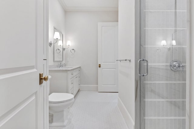 full bath with a tile shower, vanity, toilet, ornamental molding, and baseboards