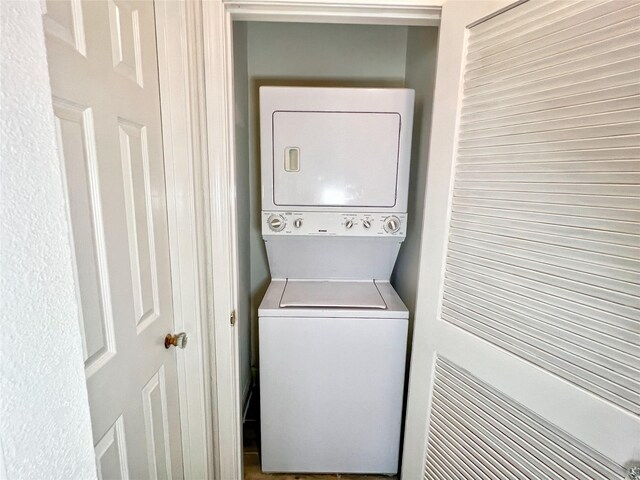3130 Walnut Bend Ln Unit 409, Houston, TX 77042 - clothes washing area with estacked washer and dryer