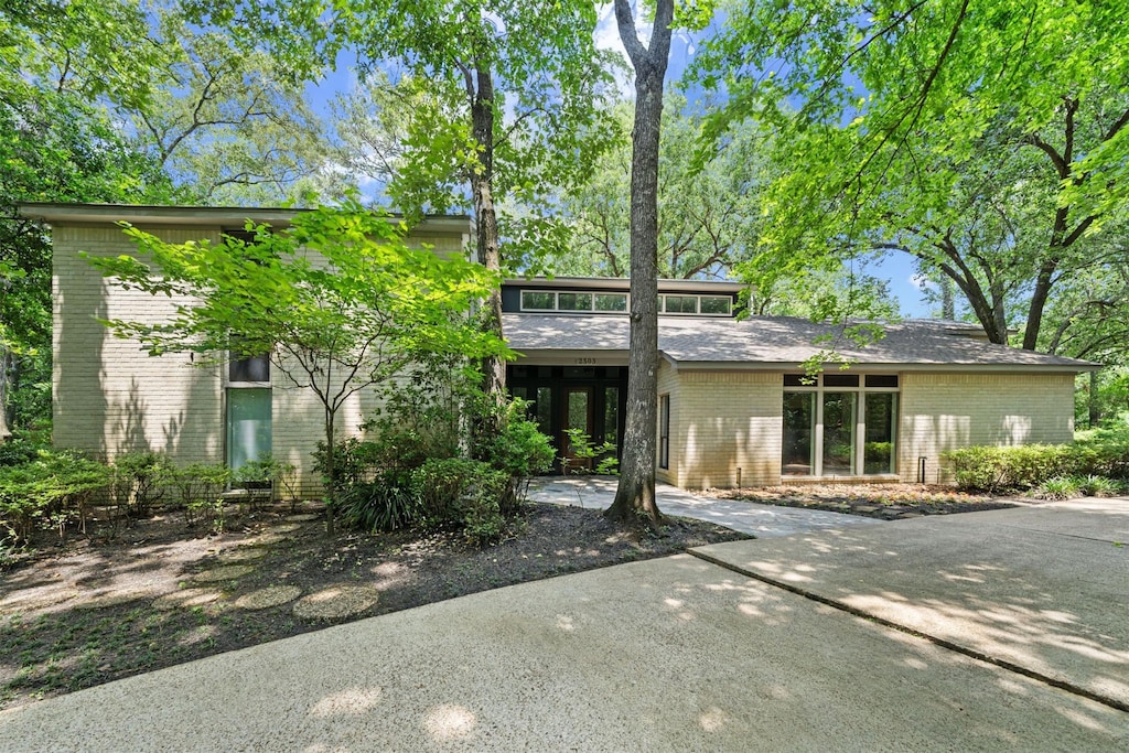 2503 Lake Gardens Ct, Houston, TX 77339 - mid-century inspired home featuring brick siding