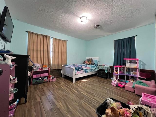 1005 Lamar St, Vidor, TX 77662 - bedroom featuring a textured ceiling and wood finished floors