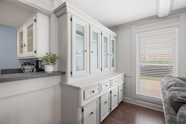 sitting room with dark wood-style flooring and baseboards