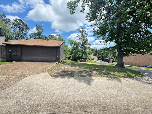 618 Hickory St, Huntsville, TX 77320 - garage with driveway