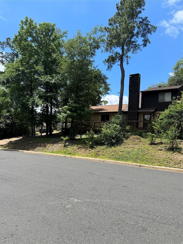 618 Hickory St, Huntsville, TX 77320 - view of front facade with a chimney