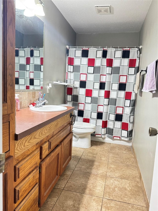 618 Hickory St, Huntsville, TX 77320 - full bathroom with a textured ceiling, vanity, a shower with shower curtain, and toilet