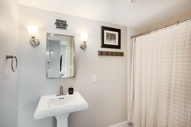 3708 Watson St, Houston, TX 77009 - full bathroom featuring a sink, a shower with shower curtain, and baseboards
