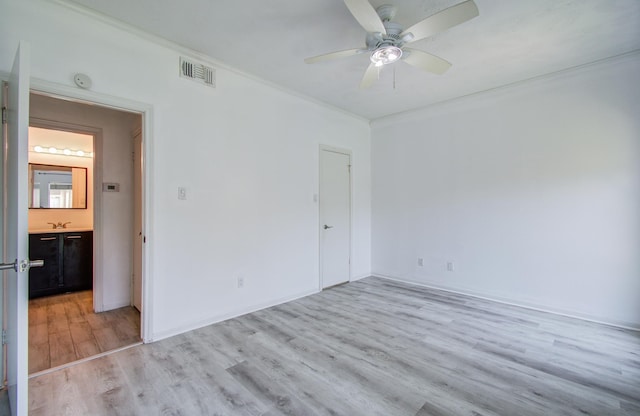 716 Bering Dr Unit 30, Houston, TX 77057 - empty room featuring light wood-style flooring, a ceiling fan, crown molding, a sink, and a smoke detector